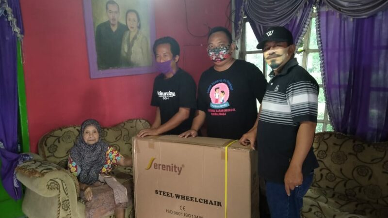 Pemberian bantuan kursi roda untuk penyandang disabilitas dari Bupati Purbalingga